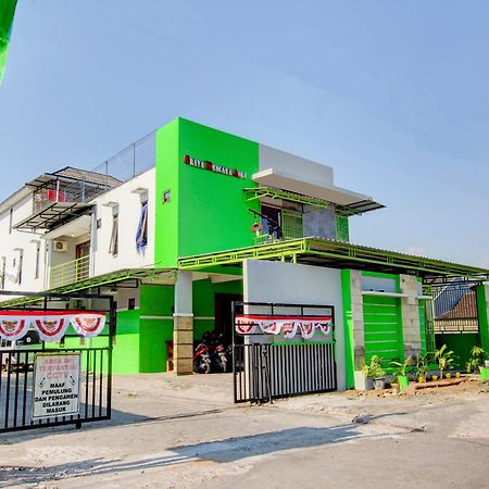 Super Oyo 93012 Griya Kencana Asri Syariah Lawean Dış mekan fotoğraf