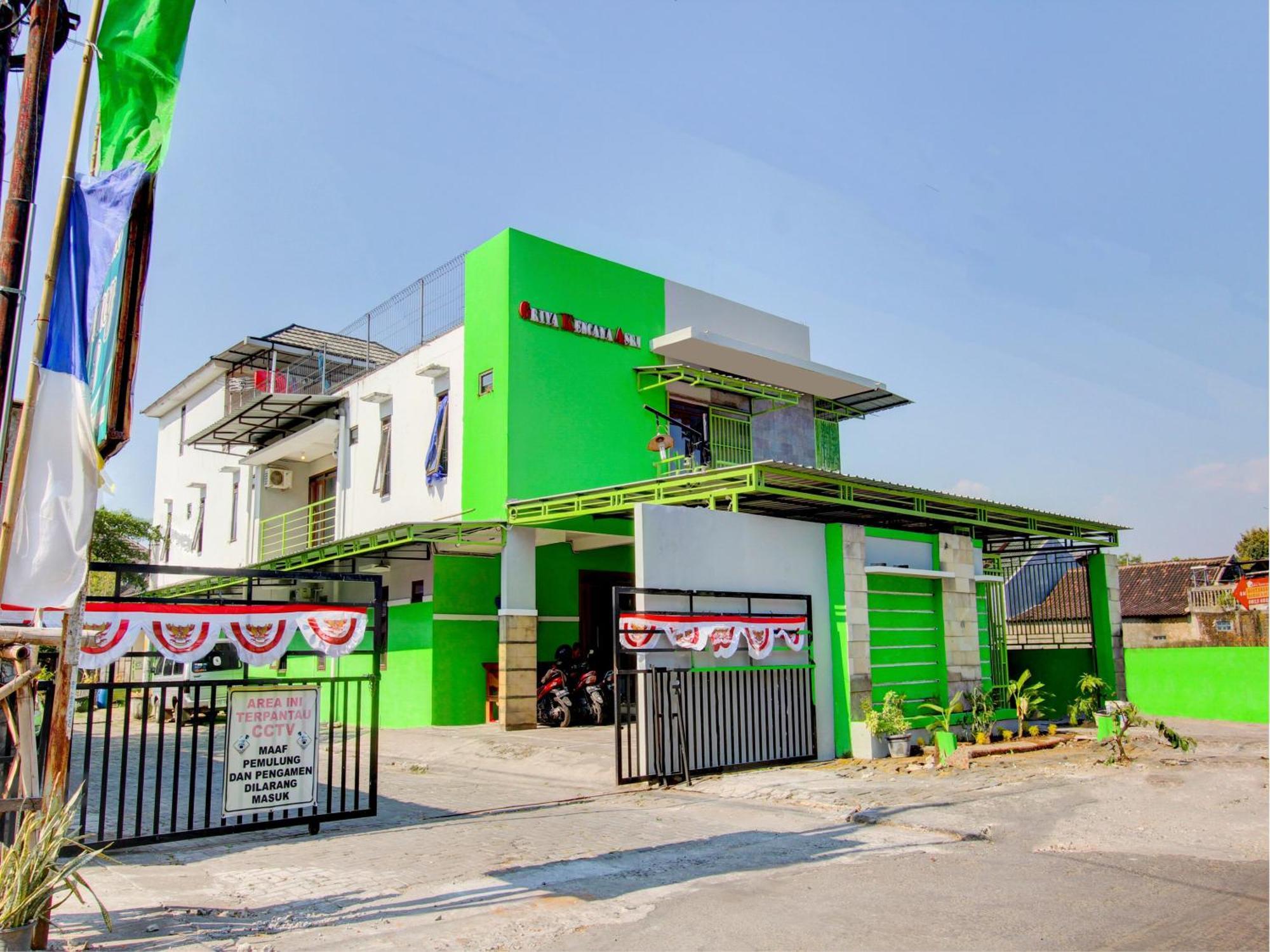 Super Oyo 93012 Griya Kencana Asri Syariah Lawean Dış mekan fotoğraf